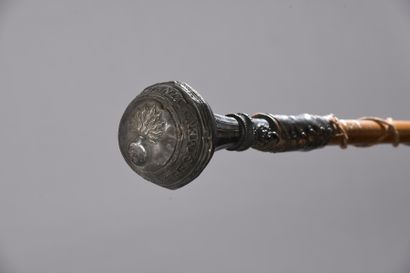 null Cane of drum major. Pommel in embossed silver. The top is decorated with a flaming...