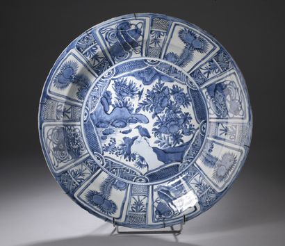 null CHINA, Kraak - WANLI period (1572 - 1620)
Large porcelain dish decorated in...