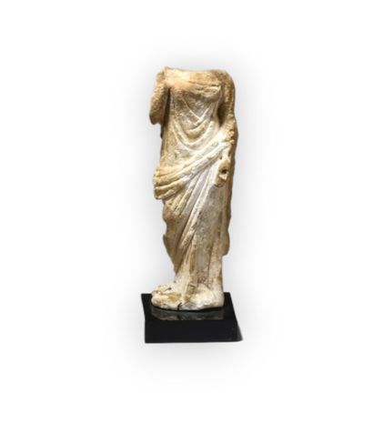 null Statuette féminine péplophore acéphale
Albâtre fortement usé sur le revers.
Orient,...