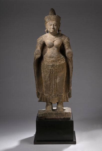null CAMBODIA - Khmer period, ANGKOR VAT, 12th century
Female sandstone divinity...