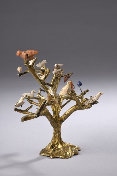 null Composition moderne en forme d'arbre présentant vingt amulettes d'oiseaux.
Nacre,...