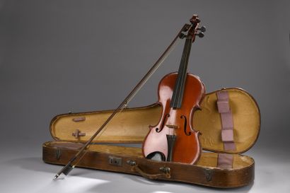 null Violin 4/4 by MIRECOURT, circa 1930/1940
Model after Meurot
357 mm
With case...