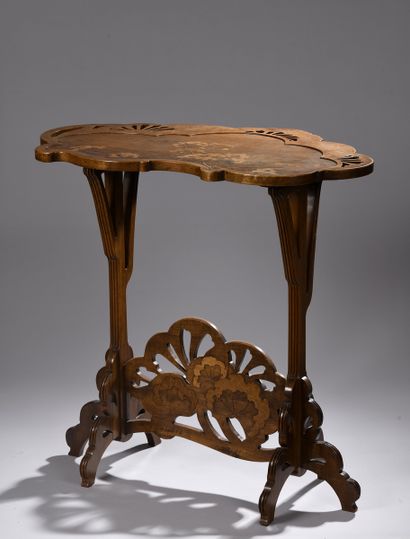 null Emile GALLE (1846 - 1904) 
Umbelliferae pedestal table in mahogany and molded...