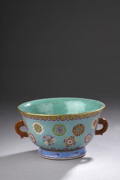 null CHINA - DAOGUANG period (1821 - 1850)
Bowl on pedestal with two handles in polychrome...