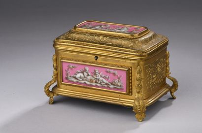 House of TAHAN
Box in gilt bronze and chased,...