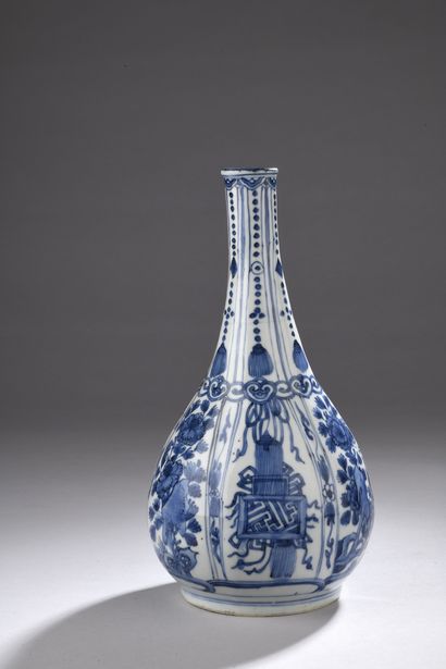 null CHINA, Kraak - WANLI period (1572 - 1620)
Porcelain bottle decorated in blue...