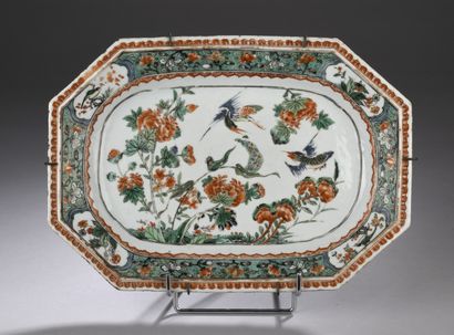 null CHINA - KANGXI period (1662 - 1722)
Octagonal porcelain dish with polychrome...