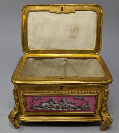 null House of TAHAN
Box in gilt bronze and chased, the front and the lid decorated...