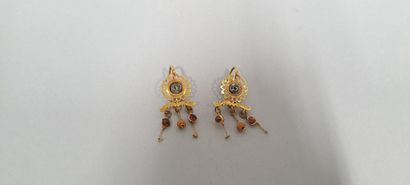 null Lot of two openwork rosette earrings holding three pendants adorned with garnets.
Gold,...