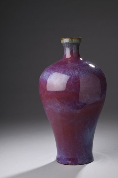 null CHINE - XIXe siècle
Vase de forme balustre en porcelaine émaillée rouge flammée....