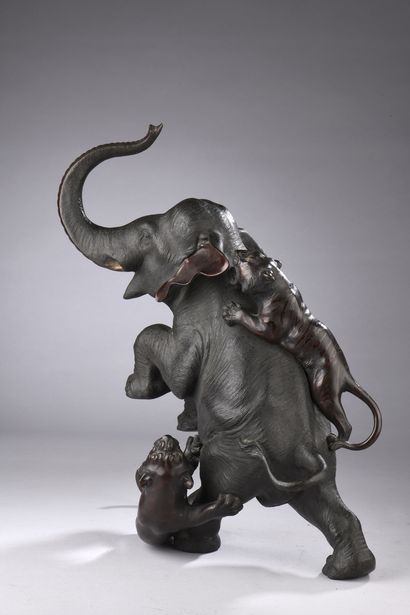 null JAPAN, circa 1900. 
Important group in bronze with brown patina, partially engraved...