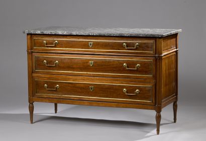 null Straight mahogany and mahogany veneer chest of drawers decorated with brass...
