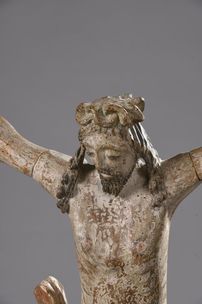 null Christ in carved and polychromed wood. Head tilted forward, crowned with a crown...