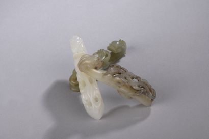 null CHINE - XIXe siècle
Trois fibules en jade (néphrite) céladon, en forme de tête...