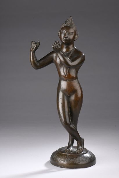 null INDE - Vers 1900
Statue en bronze à patine brune de Krishna jouant de la flûte,...
