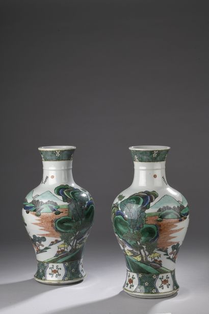 null CHINE - XXe siècle
Paire de vases balustres en porcelaine décorée en émaux polychromes...