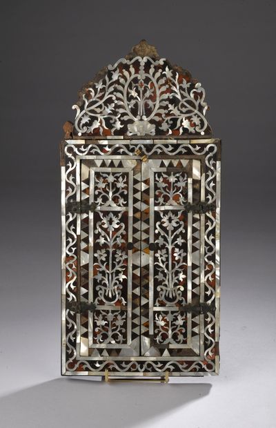 null Miroir Ottoman de forme rectangulaire en marqueterie de bois, nacre et écaille...
