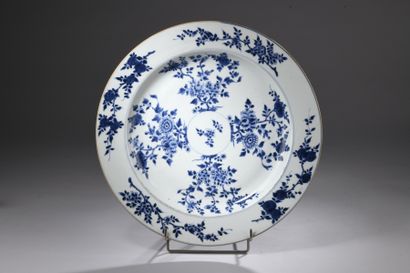 null CHINE, Compagnie des Indes - Epoque KANGXI (1662 - 1722)
Plat en porcelaine...