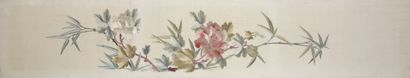 null CHINE - XXe siècle
Quatre panneaux en soie écrue brodée aux fils polychromes...