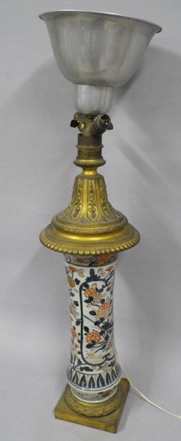 null GAGNEAU
Paire de grands vases en porcelaine de forme cornet à décor Imari montée...