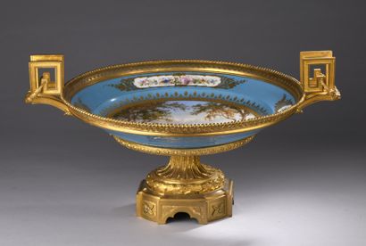 null Sèvres, dans le goût de, fin XIXe siècle, 
Plat en porcelaine avec monture,...