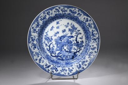 null CHINE, Compagnie des Indes - Epoque KANGXI (1662 - 1722)
Grand plat en porcelaine...