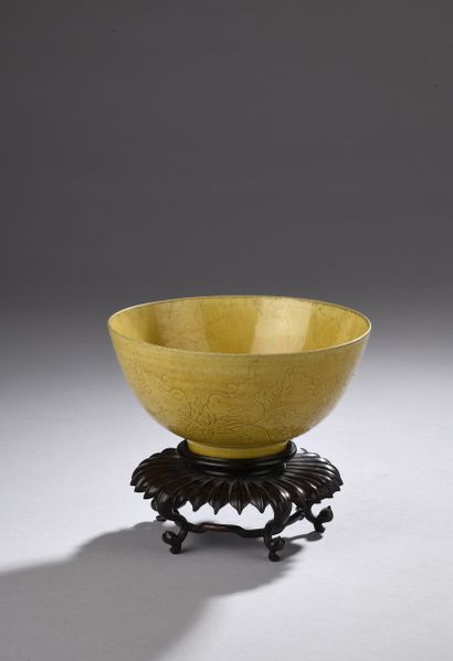 null CHINA - 19th century
Yellow enamelled porcelain bowl with incised decoration...