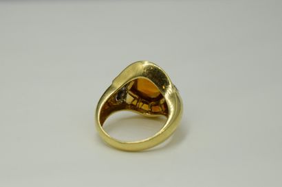 null Ring in 18k (750) yellow gold set with orange stones and small diamonds. 
Finger...