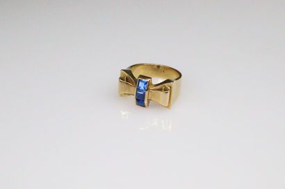 null AC
Bow tie" ring in 18k (750) yellow gold, three pieces of blue glassware set...