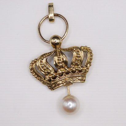 null Pendant in yellow gold forming a crown holding a cultured pearl, with a gold...