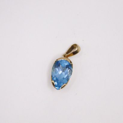 null Yellow gold pendant 18k (750) decorated with a pear topaz. 
French work. 
Gross...