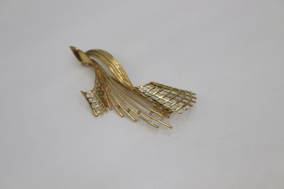 null Cocktail brooch in 18K (750) yellow gold with openwork decoration.
Height: 5...