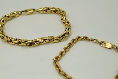 null Lot of 18K (750) yellow gold including : 
- a braided bracelet (accidents) 
Wrist...