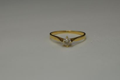 null 18K (750) yellow gold solitaire set with a round modern-cut diamond.
Finger...
