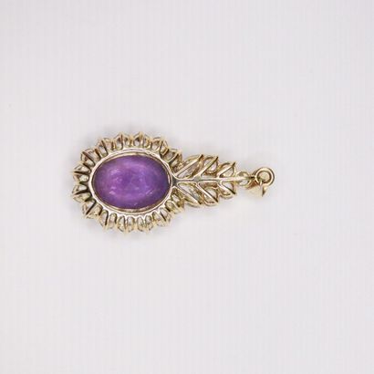 null Pendant in 14K yellow gold (585) holding an oval amethyst in a circle of white...