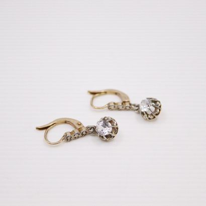 null Pair of 18k (750) yellow gold sleepers each adorned with white stones. 
French...