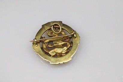 null Pendant brooch in 18K (750) yellow gold decorated with a dragon spitting fire.
Diameter...