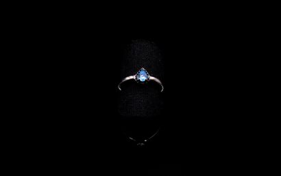 null Silver ring 925° centered of a topaz in a surround of black spinels. 

Size...