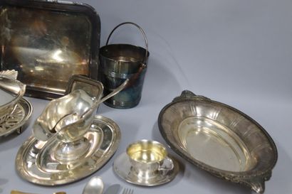 null Lot of silver plated metal including :
- two rectangular trays, ribbon model
-...