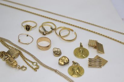 null Lot d'or et débris d'or 18K (750) comprenant : 
- deux médailles religieuses
-...