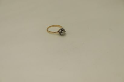 null Solitaire en or jaune et gris 18K (750) orné d'un diamant rond taille moderne...