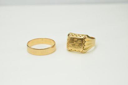 null Lot comprising a wedding band in 18K (750) yellow gold and a signet ring in...