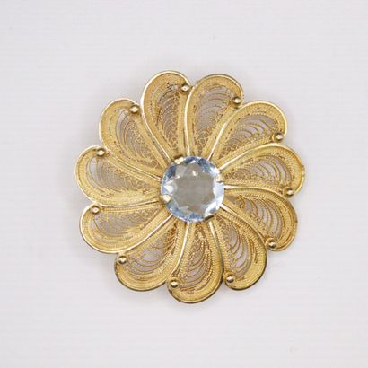 null Brooch in 18K (750) yellow gold forming a flower with filigree petals, adorned...
