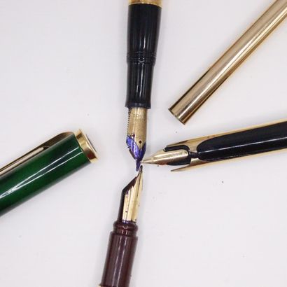null WATERMAN 
Set of four fountain pens. 
Signed WATERMAN. 
Some fountain pens in...