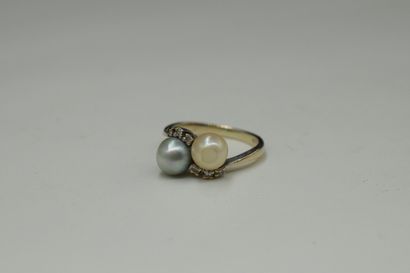 null Toi&Moi ring in 18k (750) yellow gold set with a pearl and a Tahitian pearl...