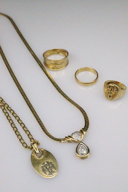 null 18k (750) gold lot including three rings and two necklaces.
Gross weight: 3...