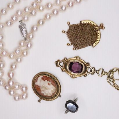 null Lot of costume jewelry including : 
- a necklace of fancy pearl
- a necklace...