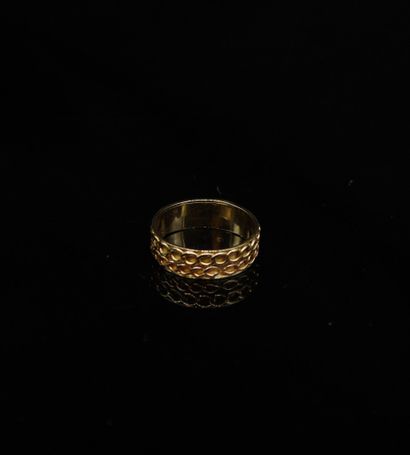 null Wedding ring in 18k (750) yellow gold with two chains, one in yellow gold and...