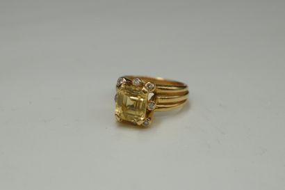 null 18K (750) yellow gold ring set with a rectangular cut citrine in an entourgae...