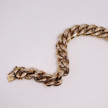 null Bracelet in 18k (750) yellow gold with curb chain. 
Hallmark of master. 
French...